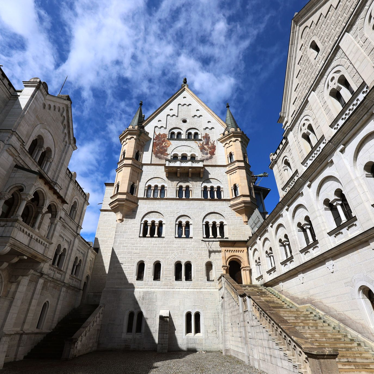 Die bayerischen Märchenschlösser erwecken den Eindruck, aus einer anderen Zeit zu stammen. (Archivbild) - Foto: Karl-Josef Hildenbrand/dpa