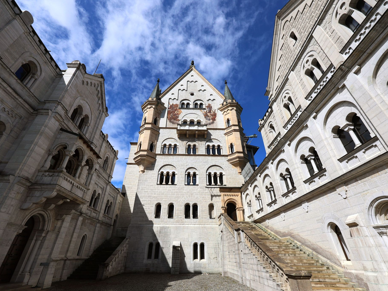 Die bayerischen Märchenschlösser erwecken den Eindruck, aus einer anderen Zeit zu stammen. (Archivbild) - Foto: Karl-Josef Hildenbrand/dpa