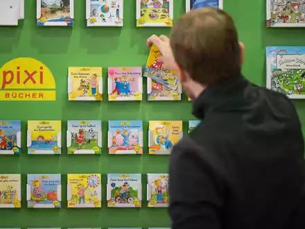 Wie geht der Hamburger Carlsen Verlag mit nachgemachten oder KI-generierten Conni-Memes um? (Archivbild) - Foto: Sebastian Gollnow/dpa