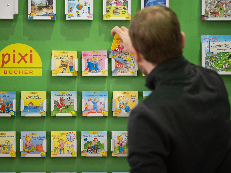 Wie geht der Hamburger Carlsen Verlag mit nachgemachten oder KI-generierten Conni-Memes um? (Archivbild) - Foto: Sebastian Gollnow/dpa