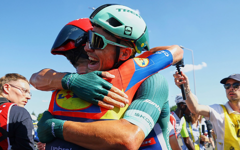 Milan bejubelt den Tagessieg. - Foto: Sarah Meyssonnier/Pool Reuters/AP/dpa