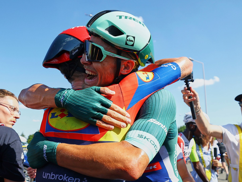 Milan bejubelt den Tagessieg. - Foto: Sarah Meyssonnier/Pool Reuters/AP/dpa