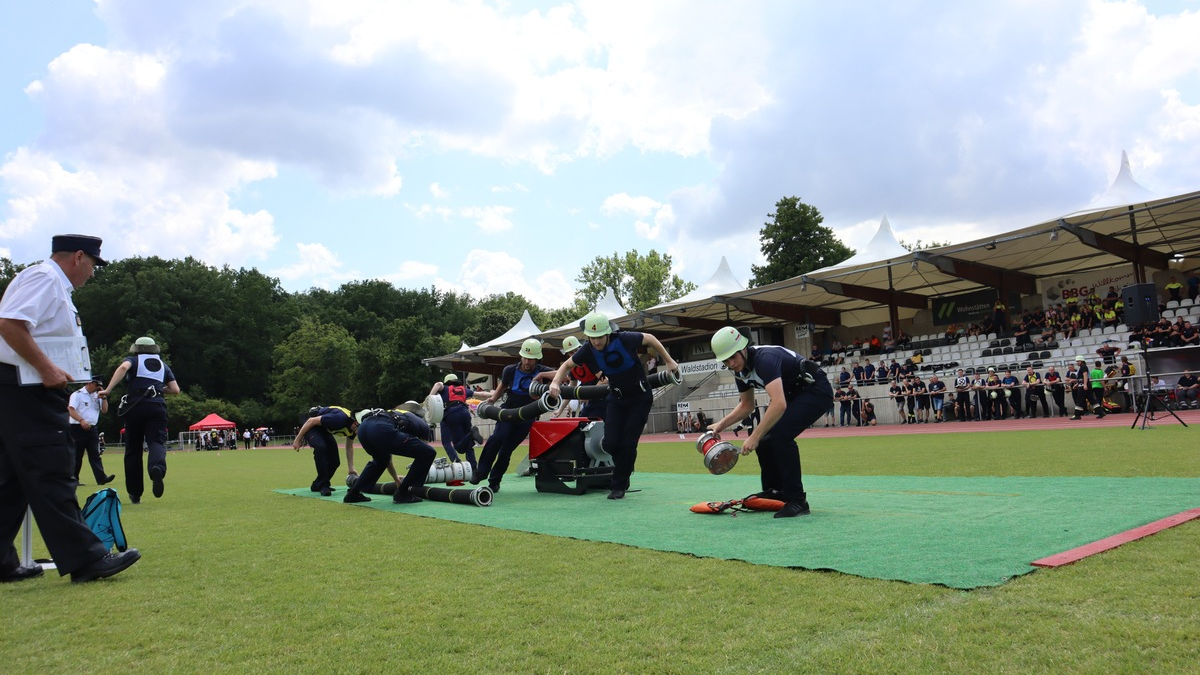 Großer Jubel zum Abschluss der Deutschen Feuerwehr-Meisterschaften in Böblingen / Monatelange Vorbereitung hat sich gelohnt: Erste Plätze für Teams aus Hessen und Rheinland-Pfalz - Foto: presseportal.de