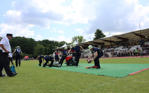 GroĂer Jubel zum Abschluss der Deutschen Feuerwehr-Meisterschaften in Böblingen / Monatelange Vorbereitung hat sich gelohnt: Erste PlĂ€tze fĂŒr Teams aus Hessen und Rheinland-Pfalz - Foto: presseportal.de GroĂer Jubel zum Abschluss der Deutschen Feuerwehr-Meisterschaften in Böblingen / Monatelange Vorbereitung hat sich gelohnt: Erste PlĂ€tze fĂŒr Teams aus Hessen und Rheinland-Pfalz - Foto: presseportal.de