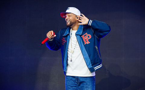 Mit TĂ€nzerinnen und Liveband sorgt Will Smith in Wolfsburg fĂŒr Stimmung. - Foto: Moritz Frankenberg/dpa Mit TĂ€nzerinnen und Liveband sorgt Will Smith in Wolfsburg fĂŒr Stimmung. - Foto: Moritz Frankenberg/dpa