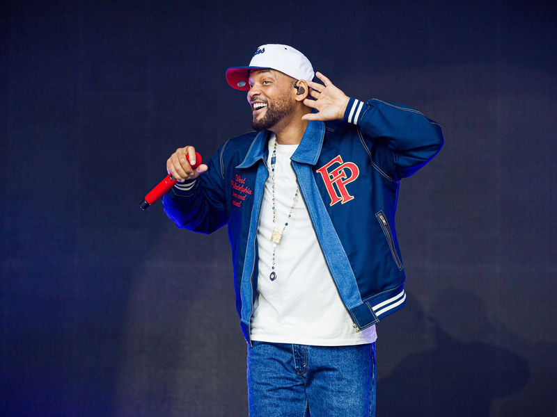 Mit Tänzerinnen und Liveband sorgt Will Smith in Wolfsburg für Stimmung. - Foto: Moritz Frankenberg/dpa