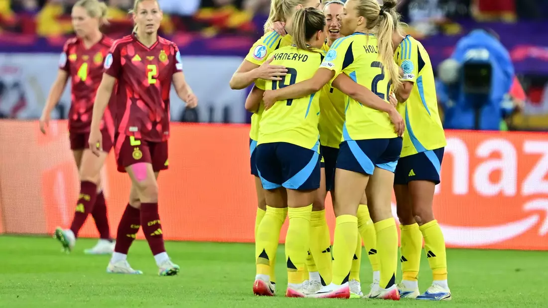 Sturzflug gegen Schweden: Elisa Senß (r.) und die deutschen Fußballerinnen  - Bild: Sebastian Christoph Gollnow/dpa