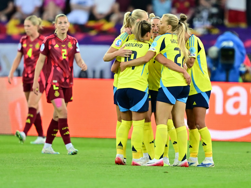Sturzflug gegen Schweden: Elisa Senß (r.) und die deutschen Fußballerinnen  - Foto: Sebastian Christoph Gollnow/dpa