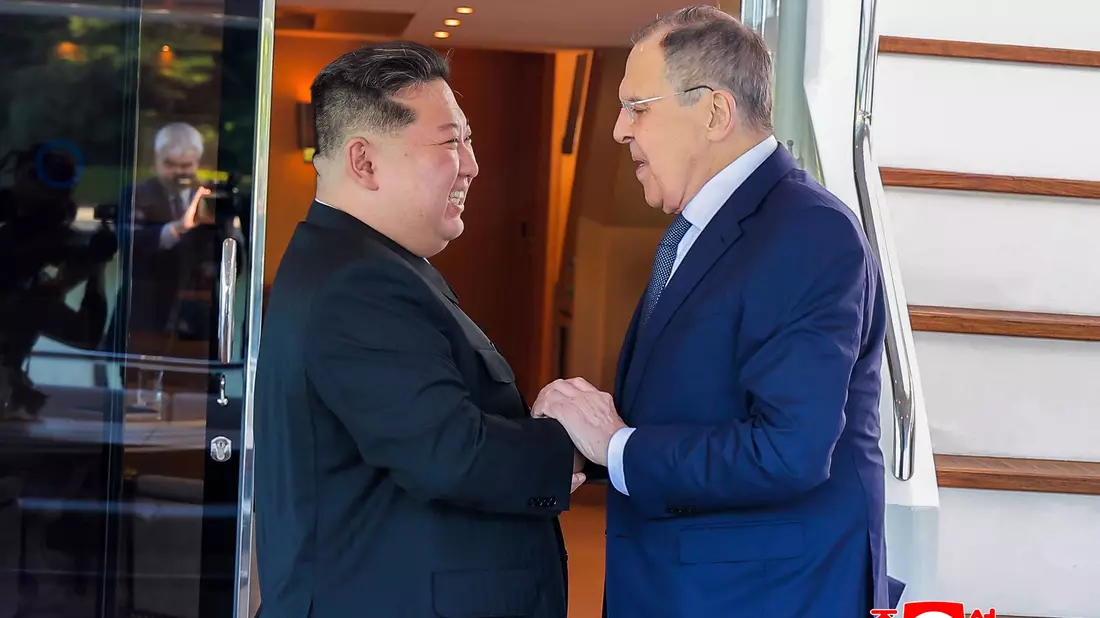 Herzliche Stimmung beim Treffen zwischen Kim und Lawrow. - Bild: Uncredited/KCNA/KNS/dpa