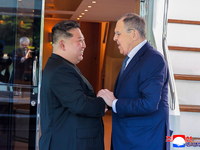 Herzliche Stimmung beim Treffen zwischen Kim und Lawrow. - Foto: Uncredited/KCNA/KNS/dpa