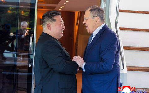 Herzliche Stimmung beim Treffen zwischen Kim und Lawrow. - Foto: Uncredited/KCNA/KNS/dpa