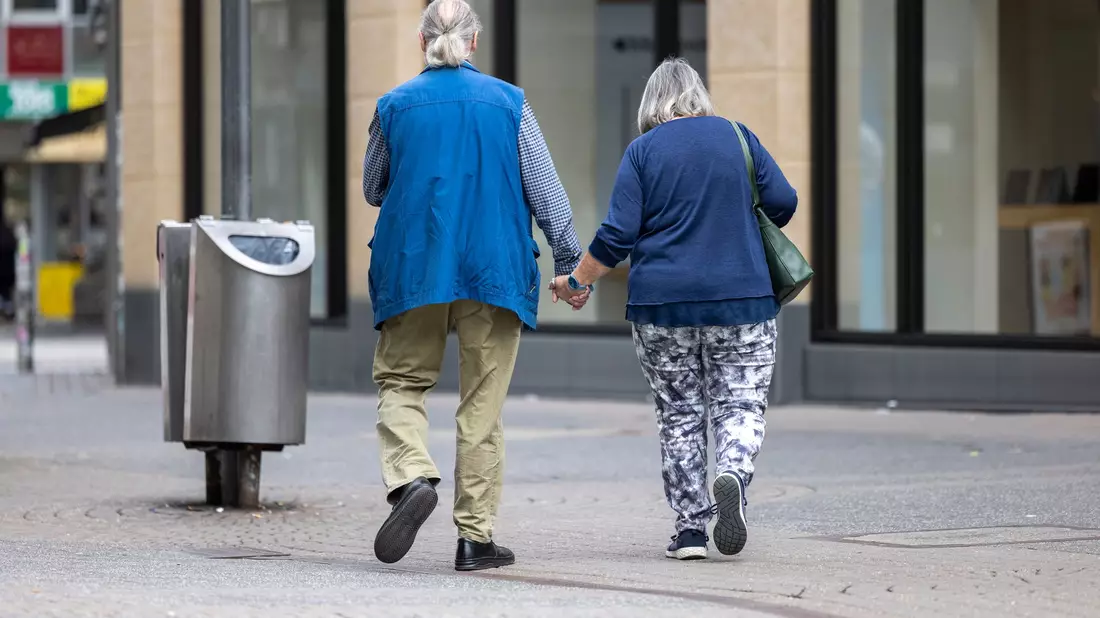1.668 Euro erhalten Rentnerinnen und Rentner im Schnitt nach 45 Versicherungsjahren. (Archivbild) - Bild: Thomas Banneyer/dpa