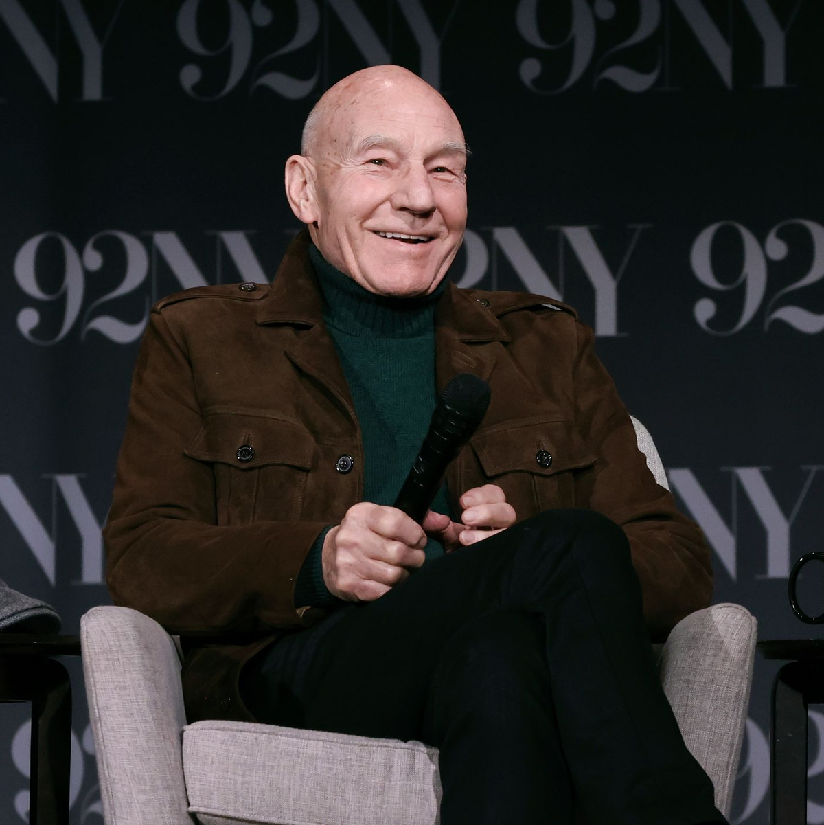 Patrick Stewart spricht auf der Bühne nach einer Vorführung von 