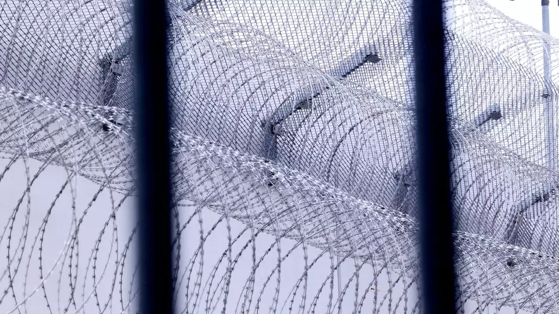 Die Flucht eines Häftlings in der Tasche eines Mitgefangenen fiel erst nach 24 Stunden auf. (Archivbild) - Bild: David Young/dpa
