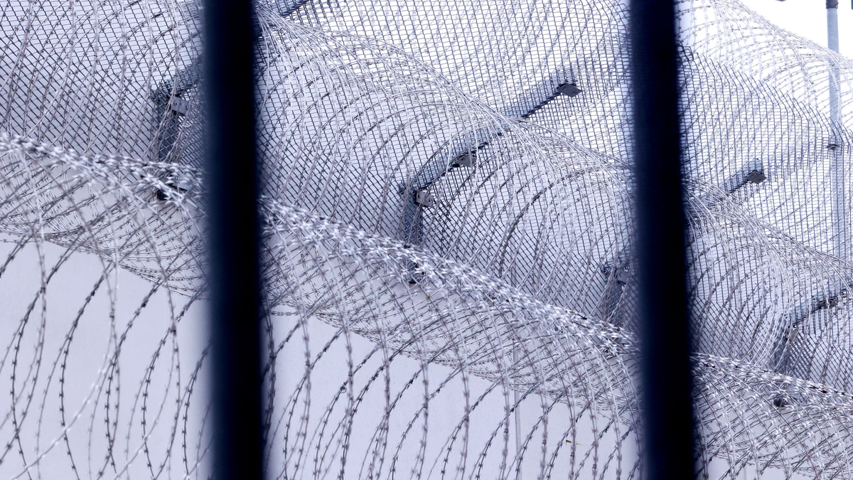 Die Flucht eines Häftlings in der Tasche eines Mitgefangenen fiel erst nach 24 Stunden auf. (Archivbild) - Foto: David Young/dpa