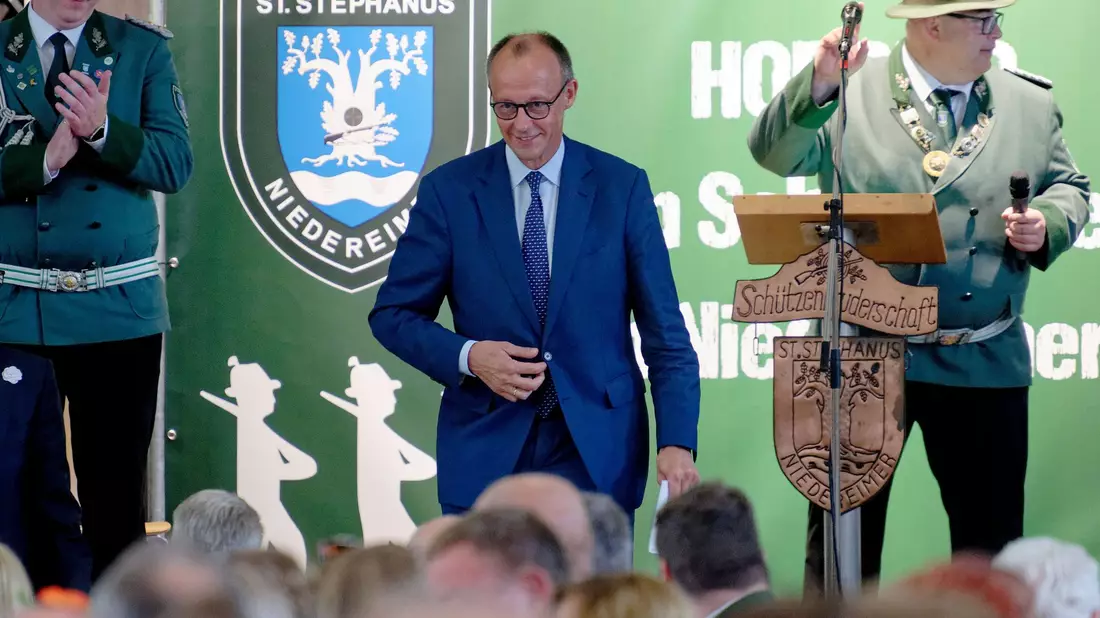 Friedrich Merz zeigt sich bei Schützenfest in Arnsberg-Niedereimer optimistisch. - Bild: Henning Kaiser/dpa