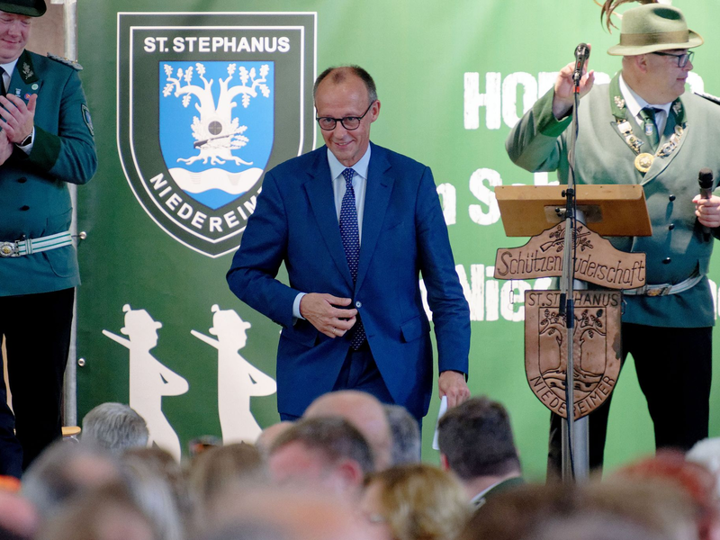 Friedrich Merz ist Mitglied im Schützenverein und am Sonntag besonderer Gast beim diesjährigen Schützenfest in Arnsberg-Niedereimer.  - Foto: Henning Kaiser/dpa