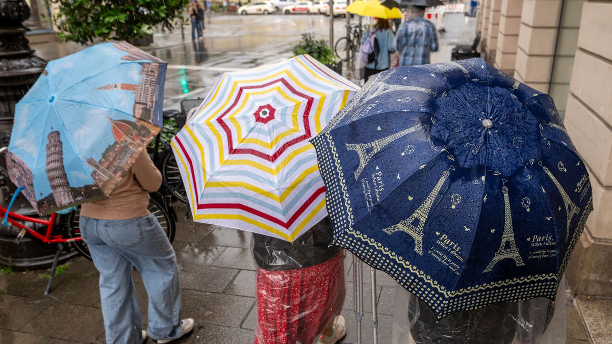 Es wird nass.  - Foto: Peter Kneffel/dpa