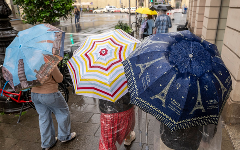 Es wird nass.  - Foto: Peter Kneffel/dpa