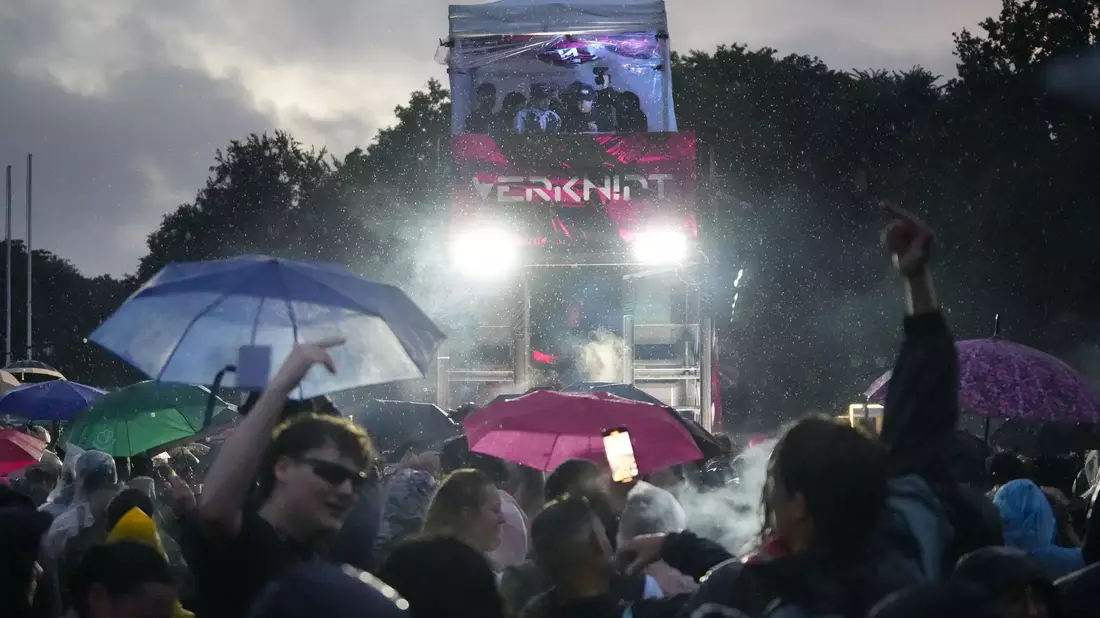 Sanitätsdienst und Feuerwehr mussten mehreren Teilnehmern der Techno-Parade «Rave the Planet» behandeln. - Bild: Manuel Genolet/dpa