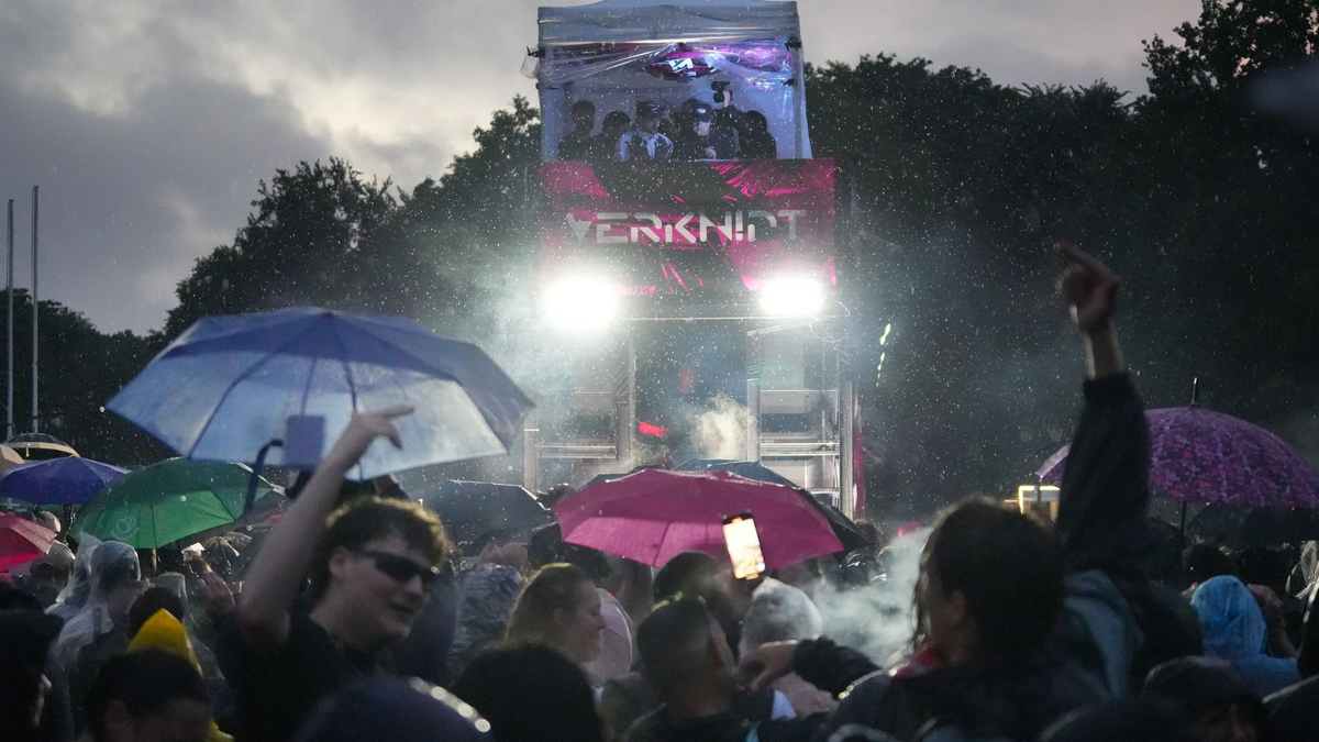 Sanitätsdienst und Feuerwehr mussten mehreren Teilnehmern der Techno-Parade «Rave the Planet» behandeln. - Foto: Manuel Genolet/dpa