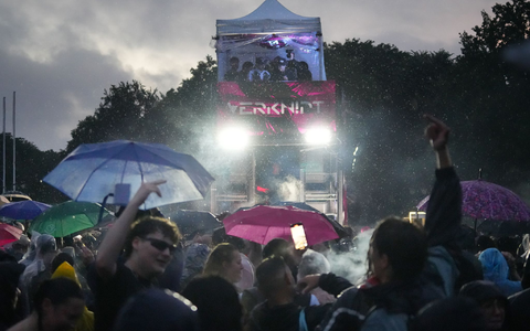 Sanitätsdienst und Feuerwehr mussten mehreren Teilnehmern der Techno-Parade «Rave the Planet» behandeln. - Foto: Manuel Genolet/dpa
