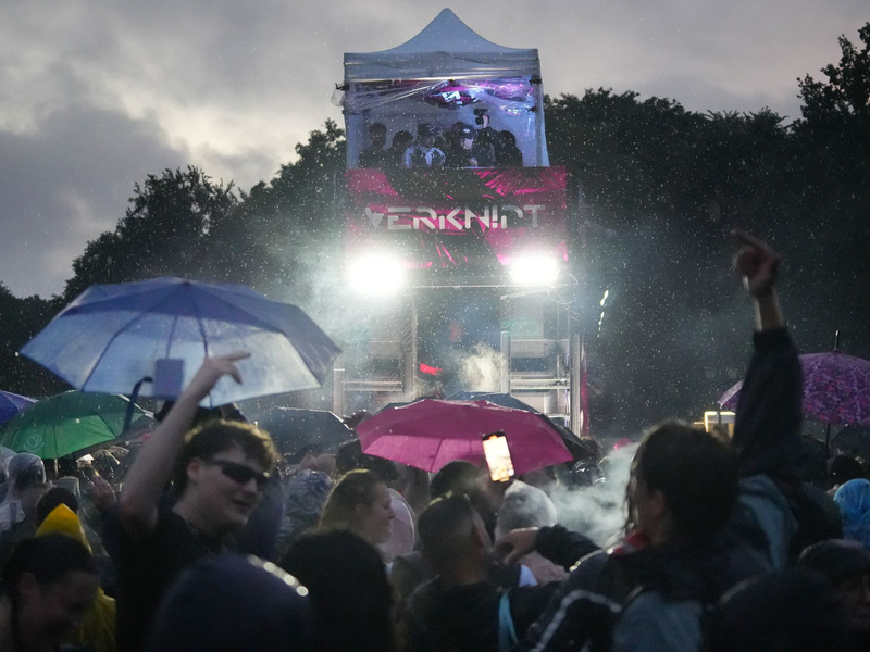 Sanitätsdienst und Feuerwehr mussten mehreren Teilnehmern der Techno-Parade «Rave the Planet» behandeln. - Foto: Manuel Genolet/dpa