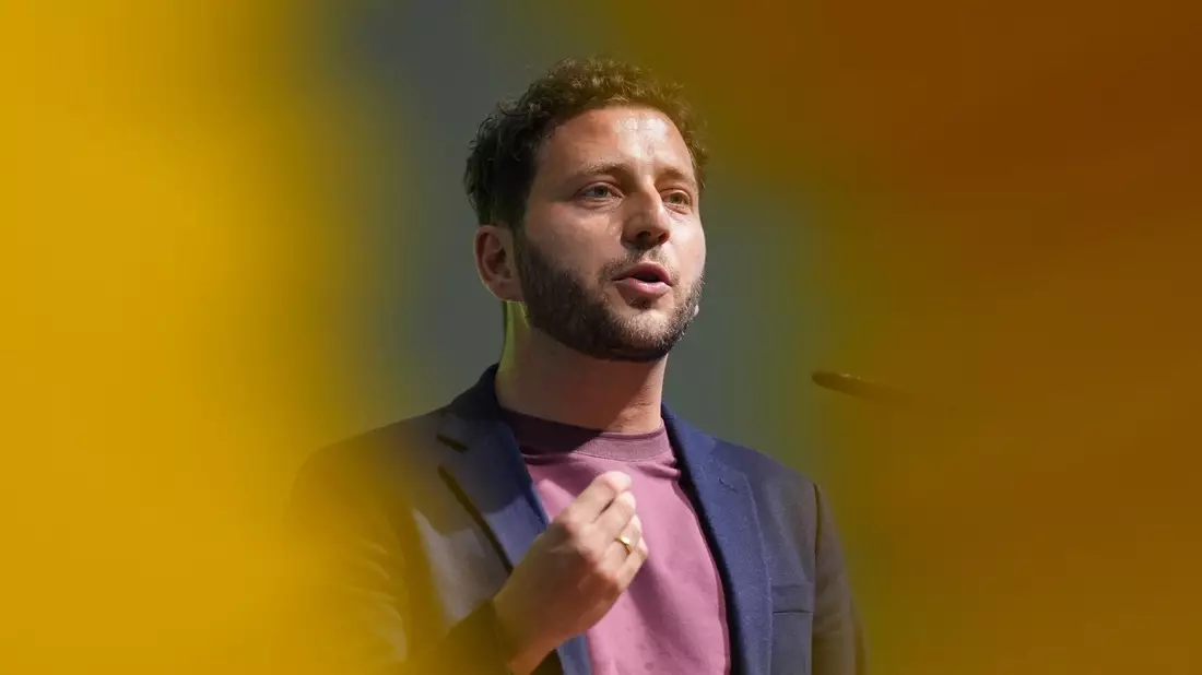 Grünen-Chef Felix Banaszak übt Kritik an der Koalition. - Bild: Marcus Brandt/dpa
