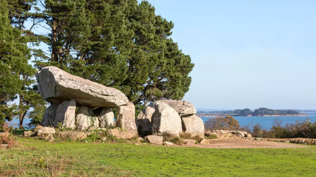 An der Atlantikküste gibt es wichtige Zeugnisse megalithischer Monumentalarchitektur. (Archivbild) - Bild: Fanch Galivel/Paysages De Mégal/Unesco/dpa