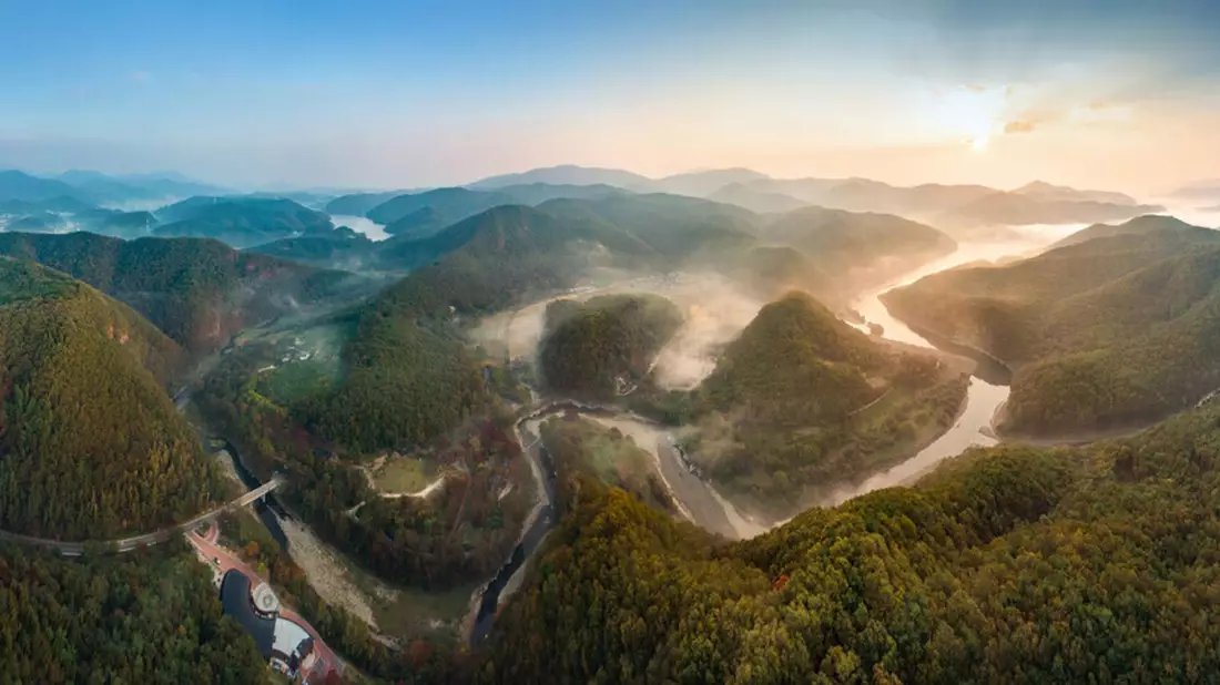 Entlang des Flusses Bangucheon erstrecken sich auf rund drei Kilometern zwei Felswände mit vielen eingravierten Bildern. (Archivbild) - Bild: Seo Heun-Kang/Ulsan Metropolitan/Unesco/dpa