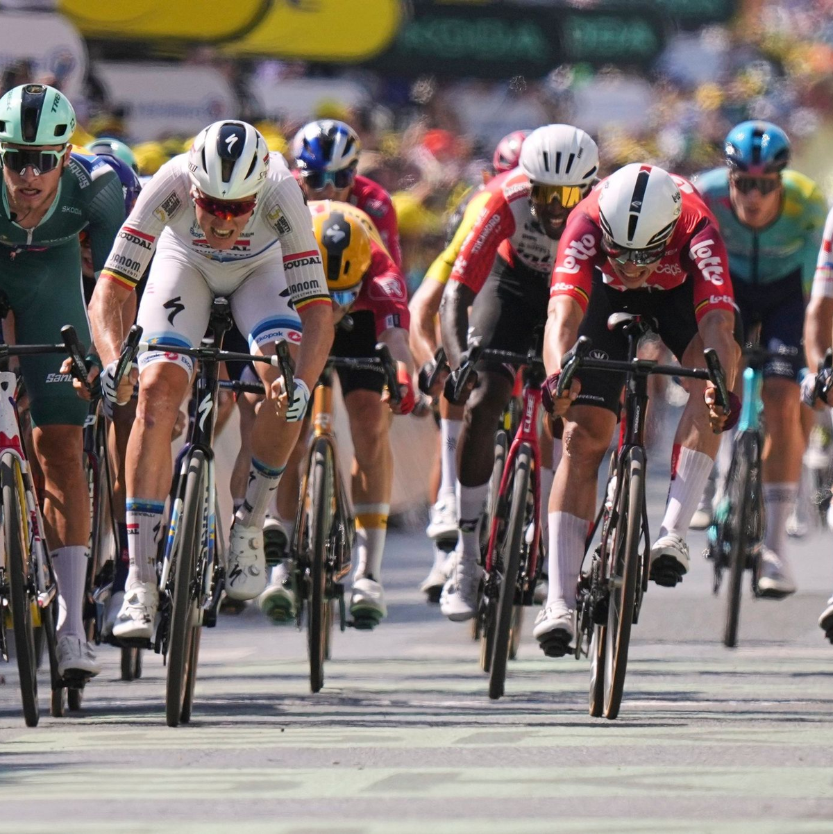 Die Radprofis im Massensprint auf der neunten Etappe.  - Foto: Thibault Camus/AP/dpa