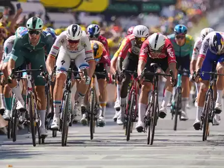 Die Radprofis im Massensprint auf der neunten Etappe. - Foto: Thibault Camus/AP/dpa