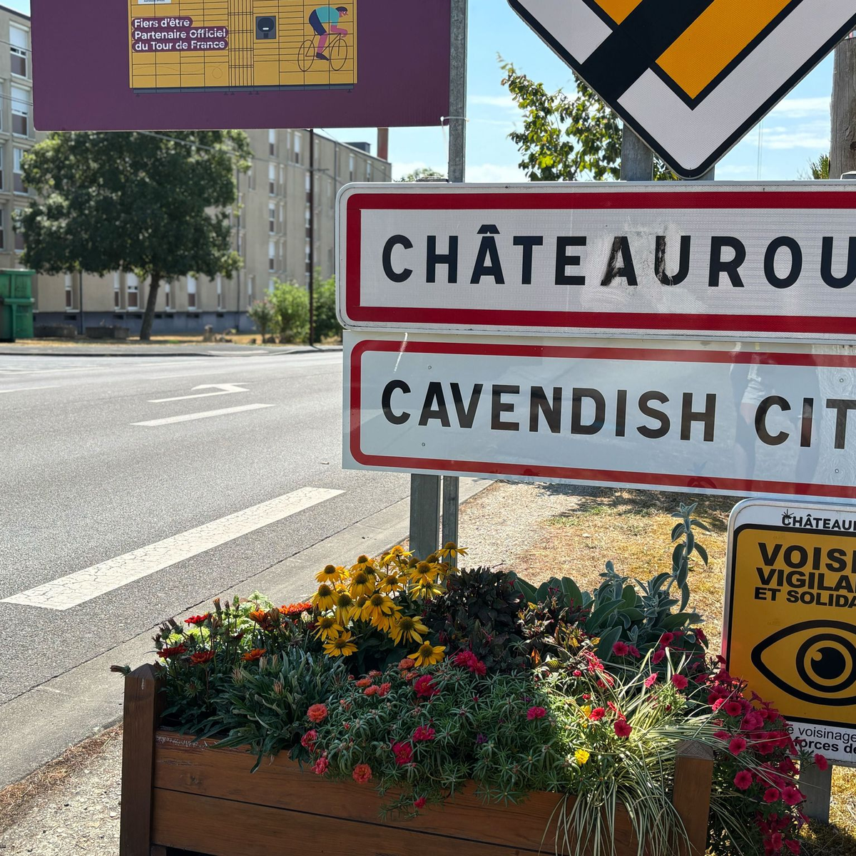 Zu Ehren des ehemaligen Sprinters Mark Cavendish: Der Ankunftsort der 9. Tour-Etappe trägt vorübergehend den Beinamen «Cavendish City». - Foto: Felix Schröder/dpa