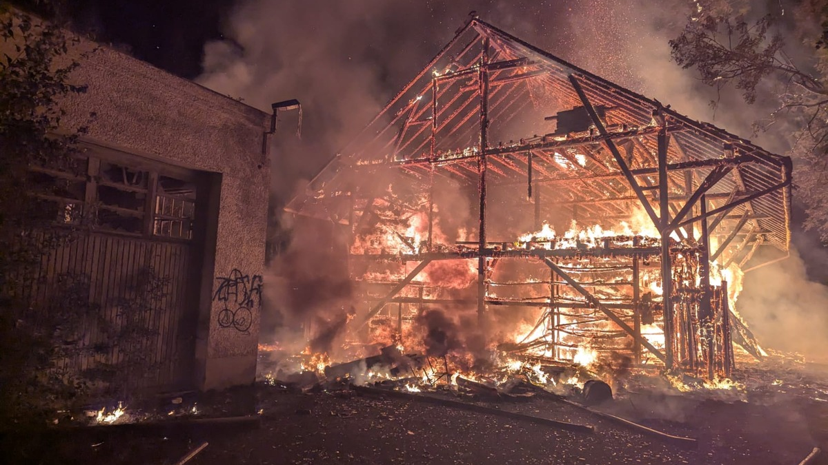 LRA-Ravensburg: Brand einer Lagerhalle auf einer Industrie-Brache in Wangen im Allgäu - Foto: presseportal.de