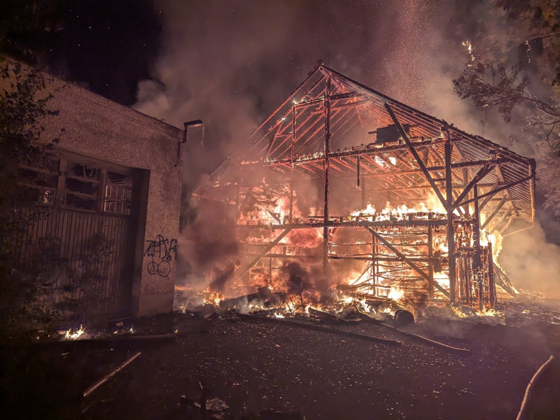 LRA-Ravensburg: Brand einer Lagerhalle auf einer Industrie-Brache in Wangen im Allgäu - Foto: presseportal.de