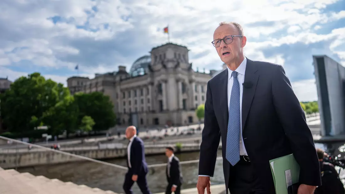 Kanzler Merz hat das Bürgergeld im Visier - doch der Koalitionspartner scheint nicht mitzuziehen. (Archivbild) - Bild: Michael Kappeler/dpa