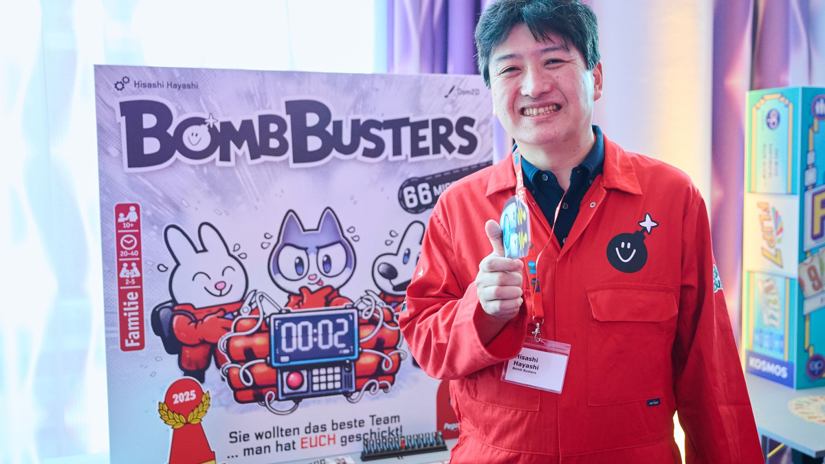 Als «Kennerspiel des Jahres» wurde «Endeavor: Die Tiefsee» von Carl de Visser (2.v.l.) und Jarrat Gray (l) ausgezeichnet. - Foto: Annette Riedl/dpa