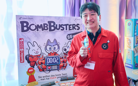 Als «Kennerspiel des Jahres» wurde «Endeavor: Die Tiefsee» von Carl de Visser (2.v.l.) und Jarrat Gray (l) ausgezeichnet. - Foto: Annette Riedl/dpa