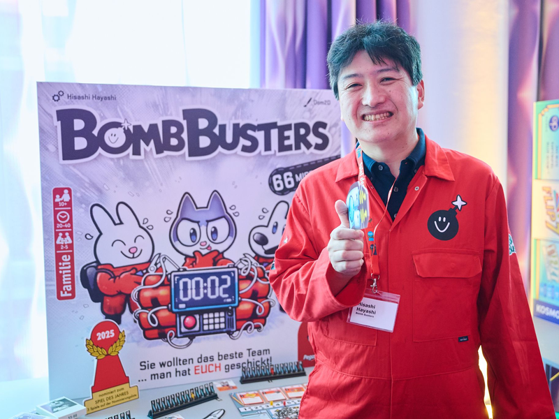 Als «Kennerspiel des Jahres» wurde «Endeavor: Die Tiefsee» von Carl de Visser (2.v.l.) und Jarrat Gray (l) ausgezeichnet. - Foto: Annette Riedl/dpa