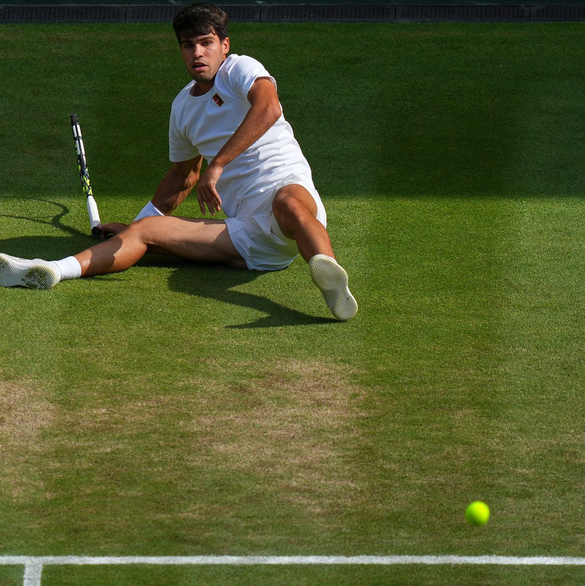 Sinnbild für das Finale: Carlos Alcaraz am Boden. - Foto: Joanna Chan/AP/dpa