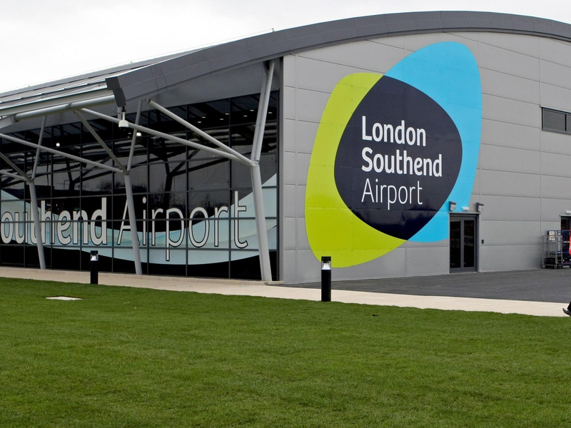 Der Flughafen London Southend bleibt nach dem Absturz eines Geschäftsflugzeugs vorübergehend geschlossen. (Archivbild)  - Foto: Chris Radburn/PA Wire/dpa