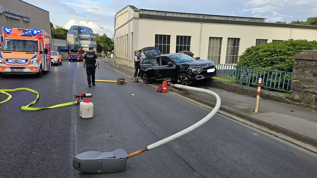 FW-PL: Schwerer Alleinunfall auf der Herscheider Straße - Einsatzkräfte mehrere Stunden gebunden - Bild: presseportal.de