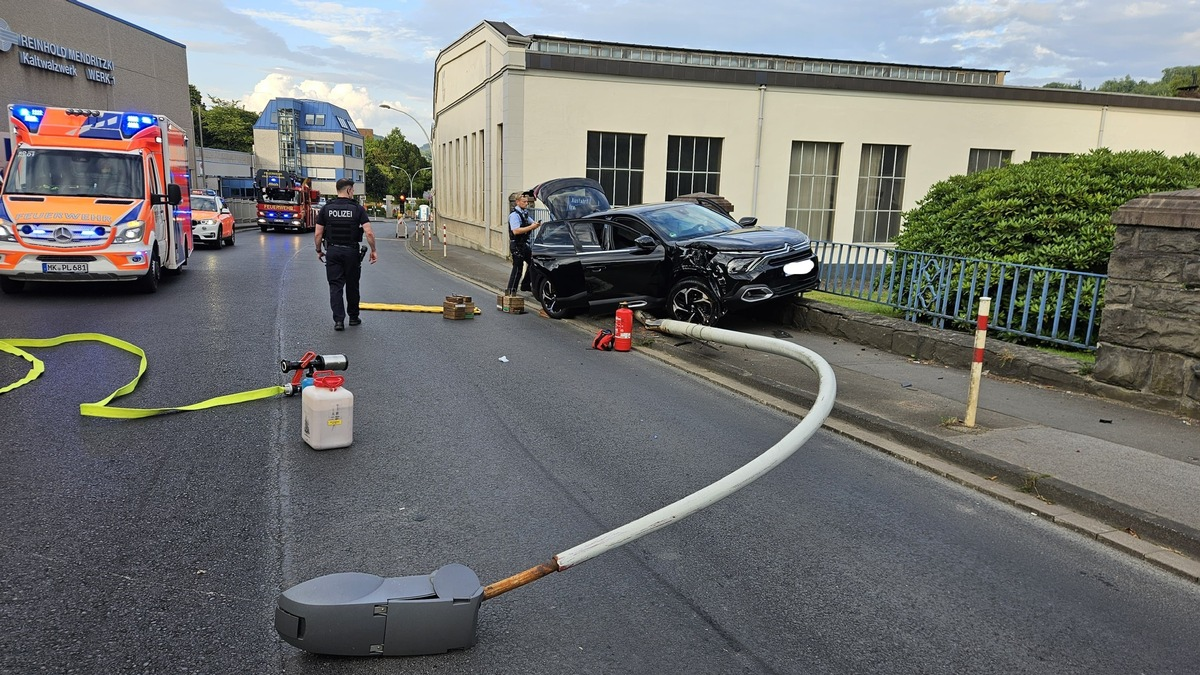FW-PL: Schwerer Alleinunfall auf der Herscheider Straße - Einsatzkräfte mehrere Stunden gebunden - Foto: presseportal.de
