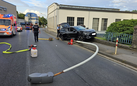 FW-PL: Schwerer Alleinunfall auf der Herscheider StraĂe - EinsatzkrĂ€fte mehrere Stunden gebunden - Foto: presseportal.de FW-PL: Schwerer Alleinunfall auf der Herscheider StraĂe - EinsatzkrĂ€fte mehrere Stunden gebunden - Foto: presseportal.de
