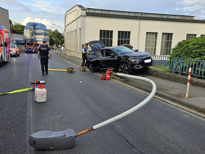 FW-PL: Schwerer Alleinunfall auf der Herscheider Straße - Einsatzkräfte mehrere Stunden gebunden - Foto: presseportal.de