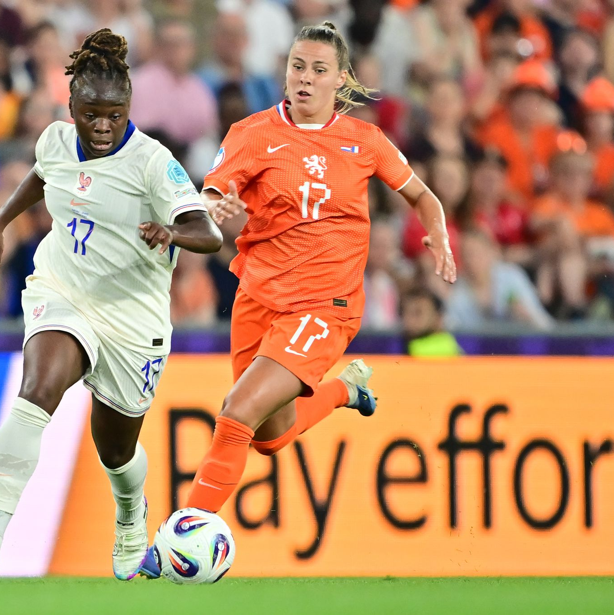 Am Ende kein enges Duell: Frankreichs Sandy Baltimore (l) gegen die Niederländerin Victoria Pelova. - Foto: Sebastian Christoph Gollnow/dpa