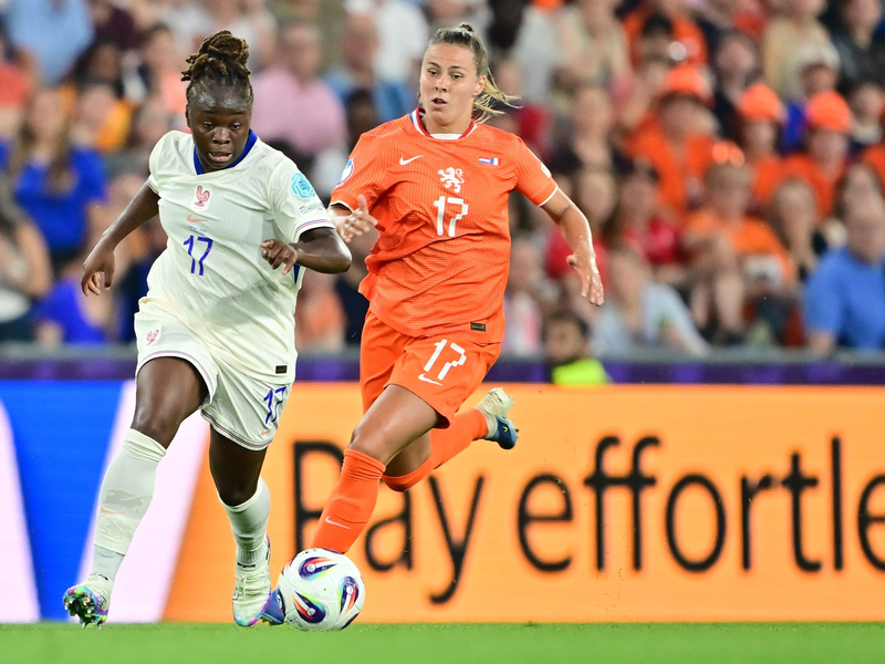 Am Ende kein enges Duell: Frankreichs Sandy Baltimore (l) gegen die Niederländerin Victoria Pelova. - Foto: Sebastian Christoph Gollnow/dpa