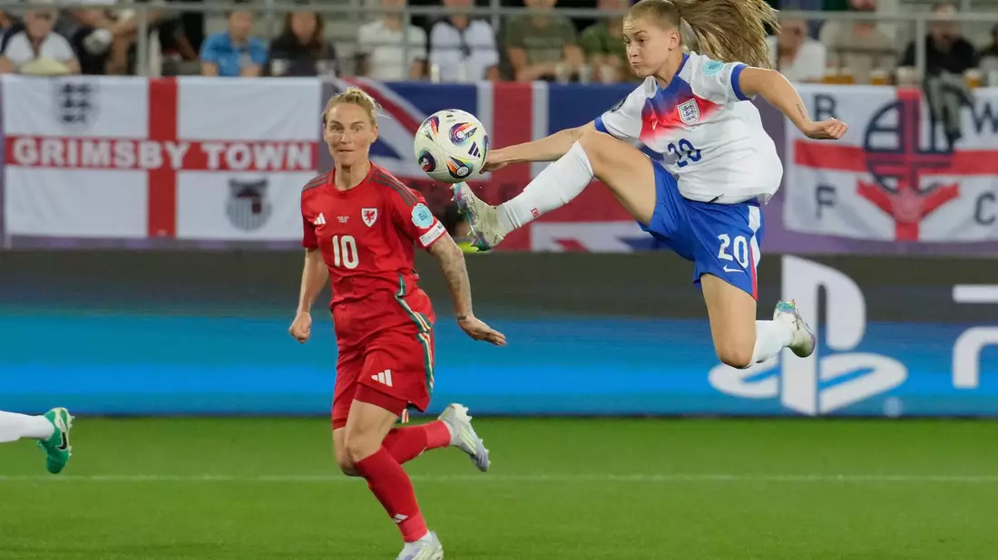 England und Jess Park (r.) gegen Wales obenauf.  - Bild: Martin Meissner/AP/dpa