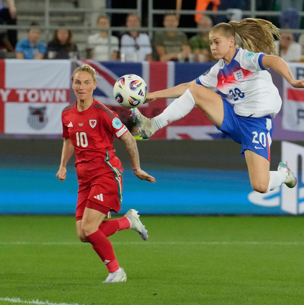 England und Jess Park (r.) gegen Wales obenauf.  - Foto: Martin Meissner/AP/dpa