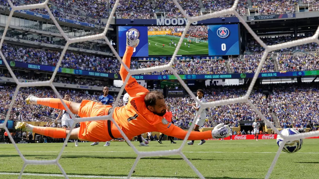 PSG-Torwart Gianluigi Donnarumma kommt nicht ran an den platzierten Schuss von Cole Palmer.  - Bild: Adam Hunger/AP/dpa